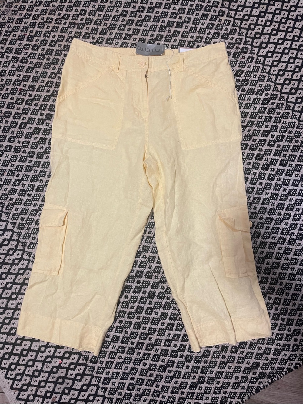 Chico's Light Cream Cargo Capris